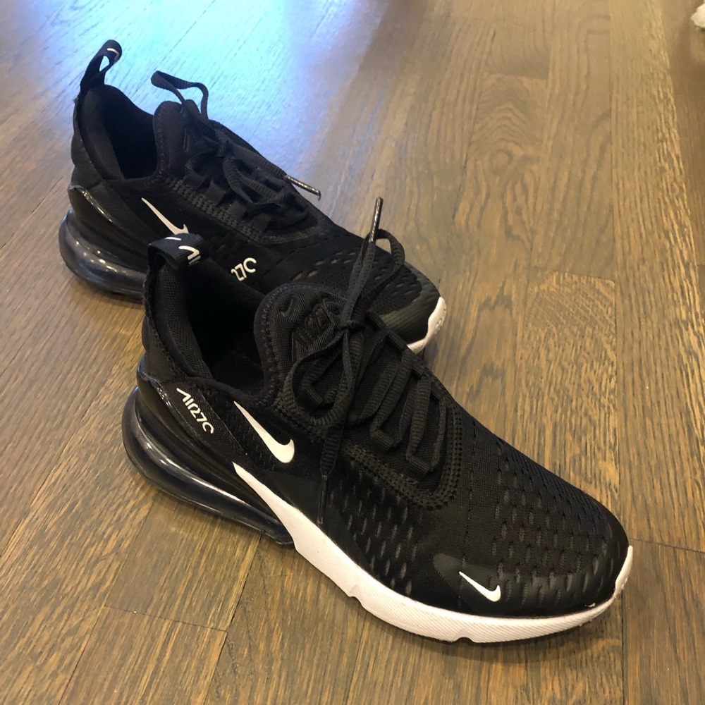 Like new , Perfect condition. Kids unisex size 4y Nike Airmax 270. Black